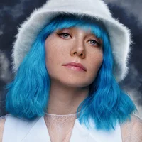 Femme cheveux bleu